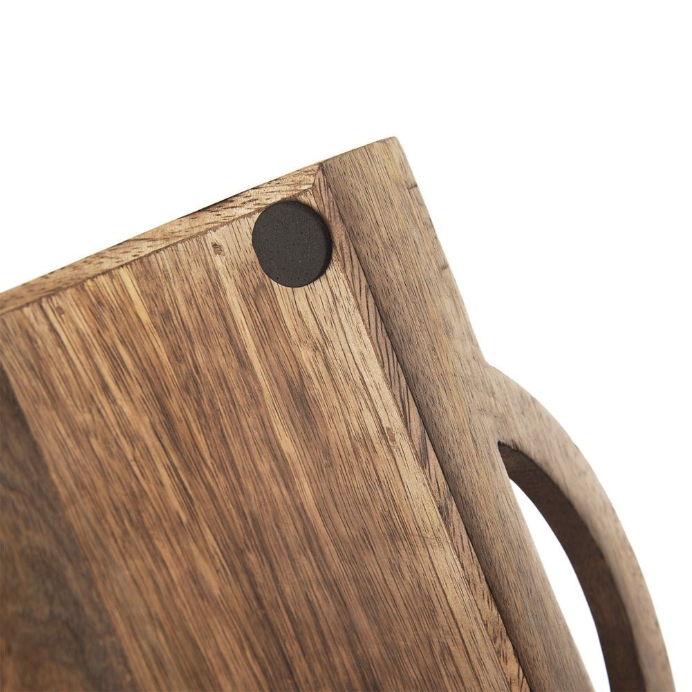 Tabla de cortar de madera con asa y pies de goma.