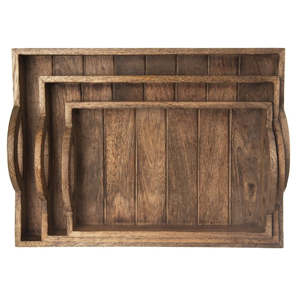 Dos bandejas de madera marrón con asas, apiladas anidadas.