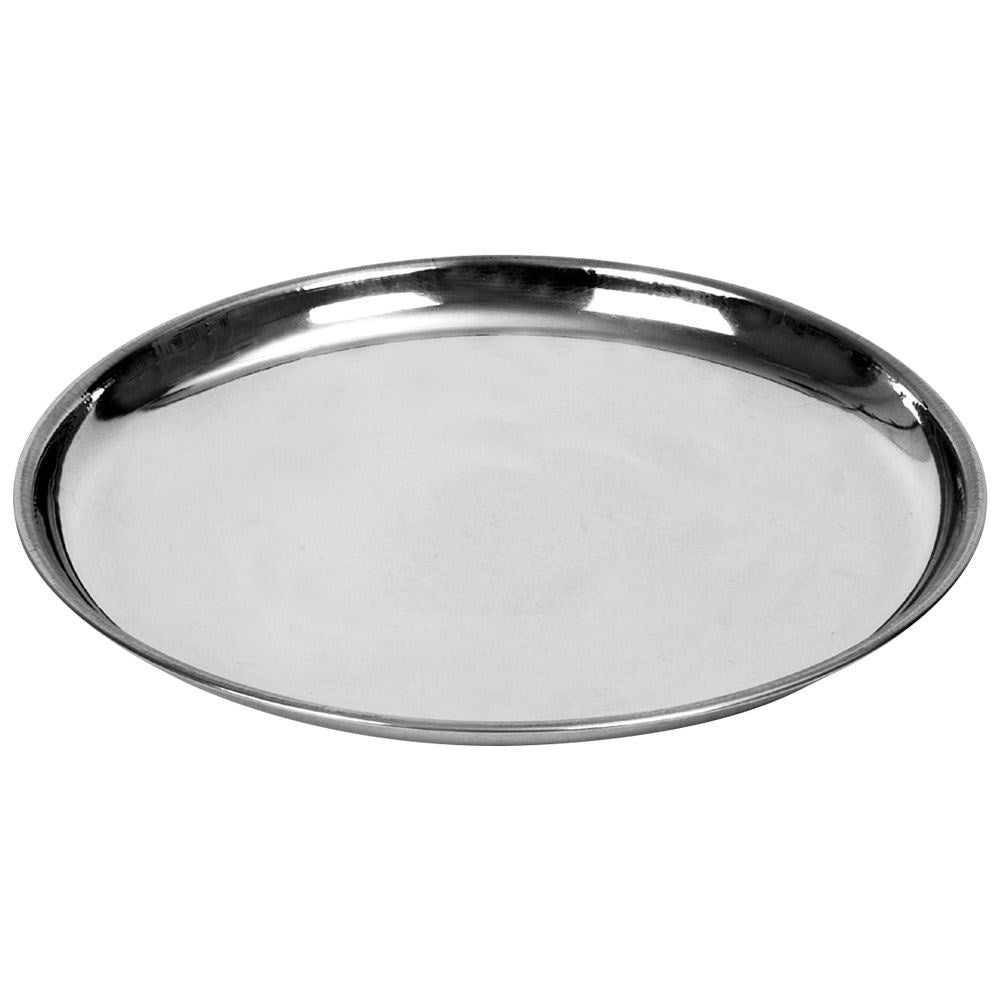 Una bandeja metálica ovalada y brillante sobre fondo blanco.