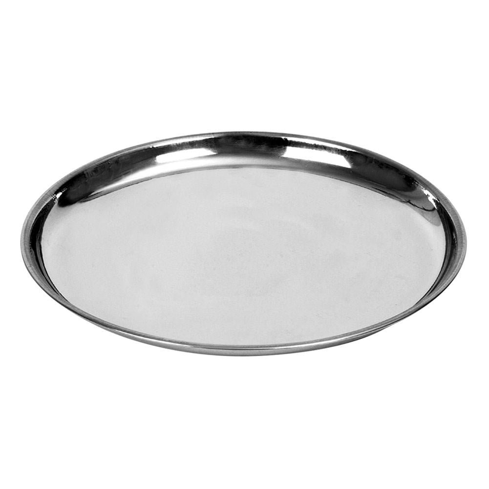 Una bandeja metálica ovalada y brillante sobre fondo blanco.