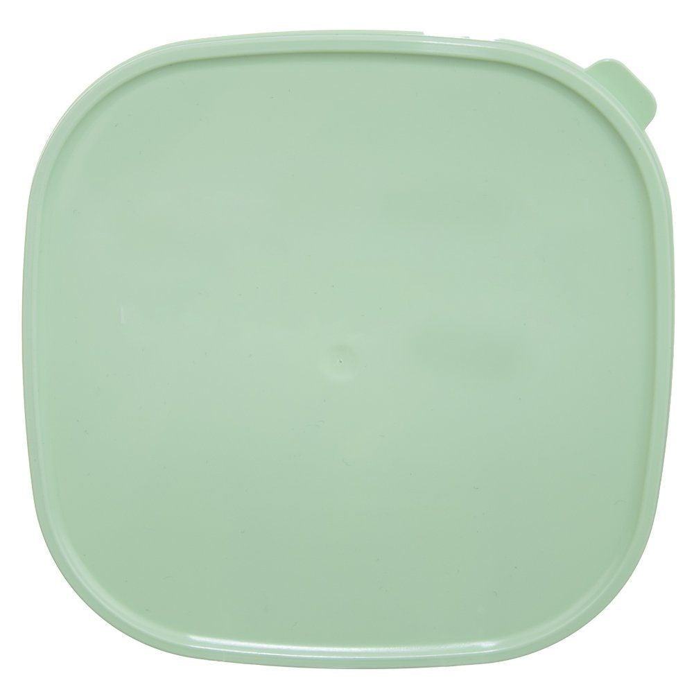 Una tapa de plástico rectangular verde claro con esquinas redondeadas.