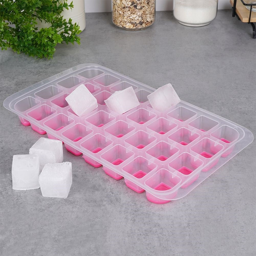 Una cubitera rosa con 25 compartimentos y algunos cubitos de hielo.