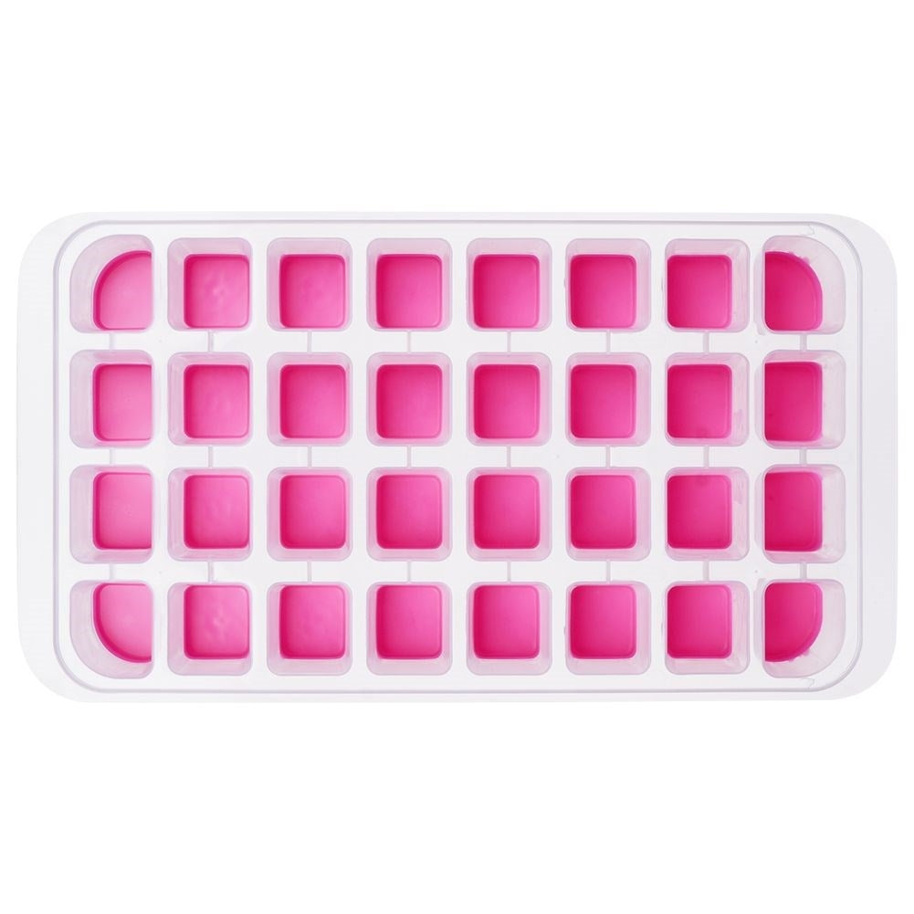 Una bandeja blanca con 32 moldes para cubitos de hielo cuadrados rosas.