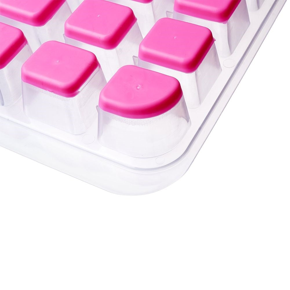 Una cubitera con tapas rosas sobre compartimentos transparentes.