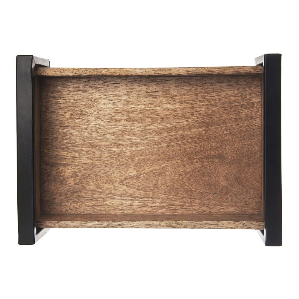 Una bandeja de madera con marco de metal negro, sobre fondo blanco.