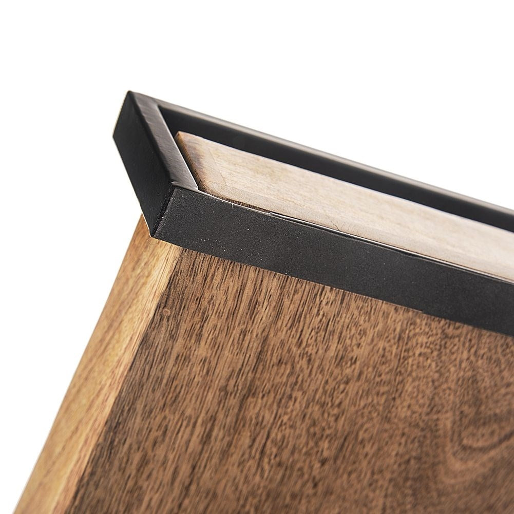 Superficie de madera con marco de metal negro, vista cercana.