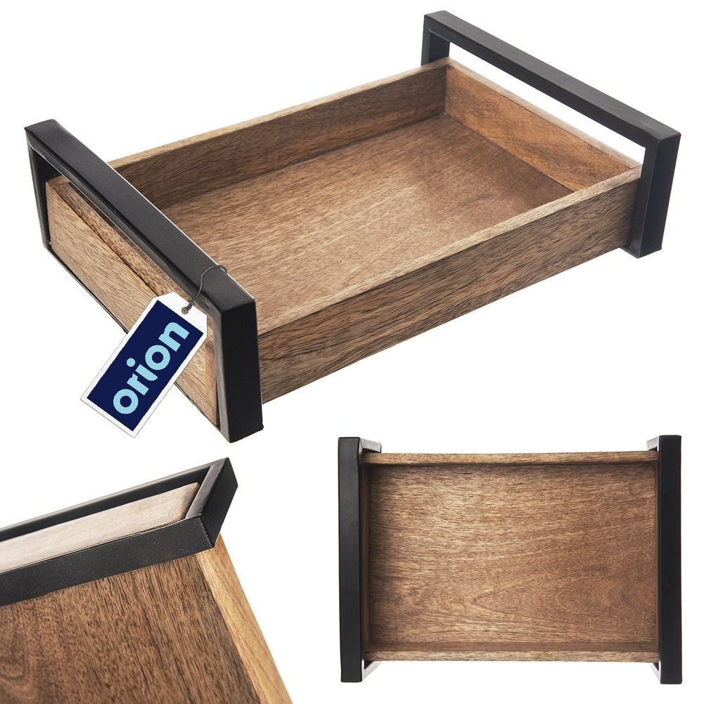 Bandeja de madera con asas de metal negro y etiqueta 