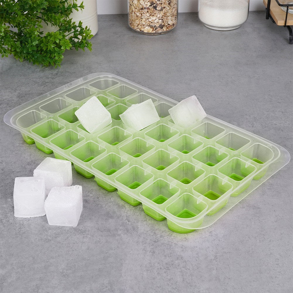 Cubetera verde de 24 cubos con algunos cubitos de hielo.