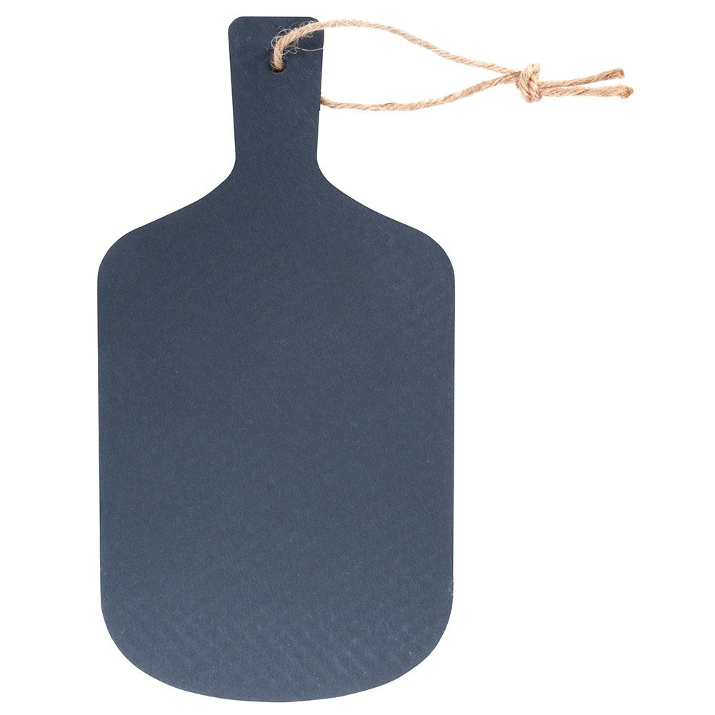 Tabla de cortar gris oscuro con asa y cuerda, sobre fondo blanco.
