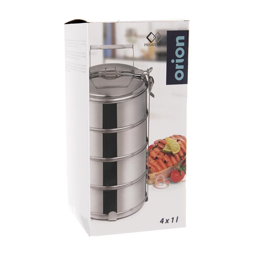 Contenedor de acero inoxidable de cuatro niveles con asa. Al lado hay salmón a la parrilla.