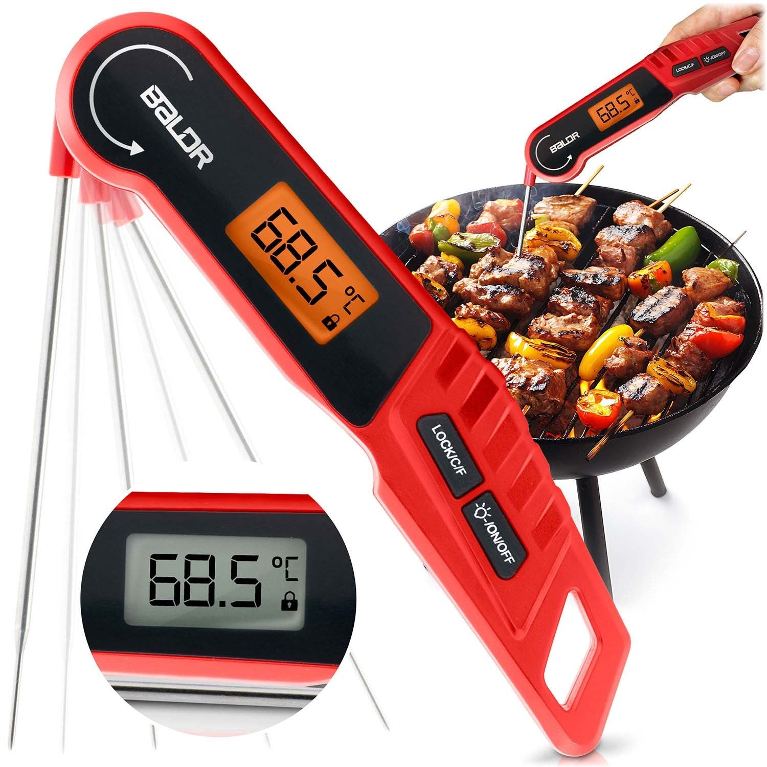 Un termómetro de carne rojo mide la temperatura de brochetas de carne en una parrilla.