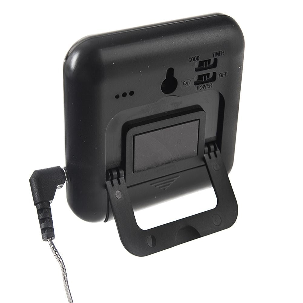 Reverso de un termómetro digital de carne negro con soporte abatible y sonda metálica.