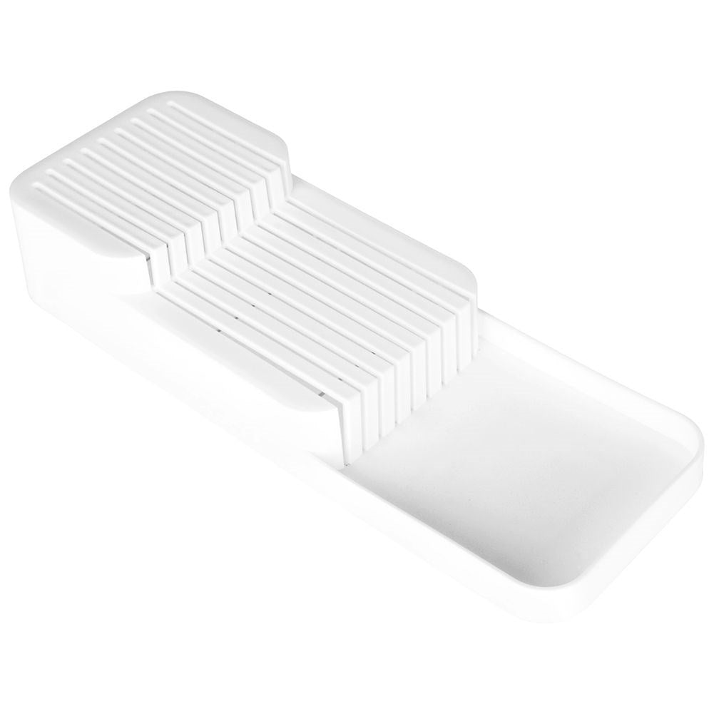 Un ceppo portacoltelli bianco con fessure orizzontali e vassoio raccogligocce.