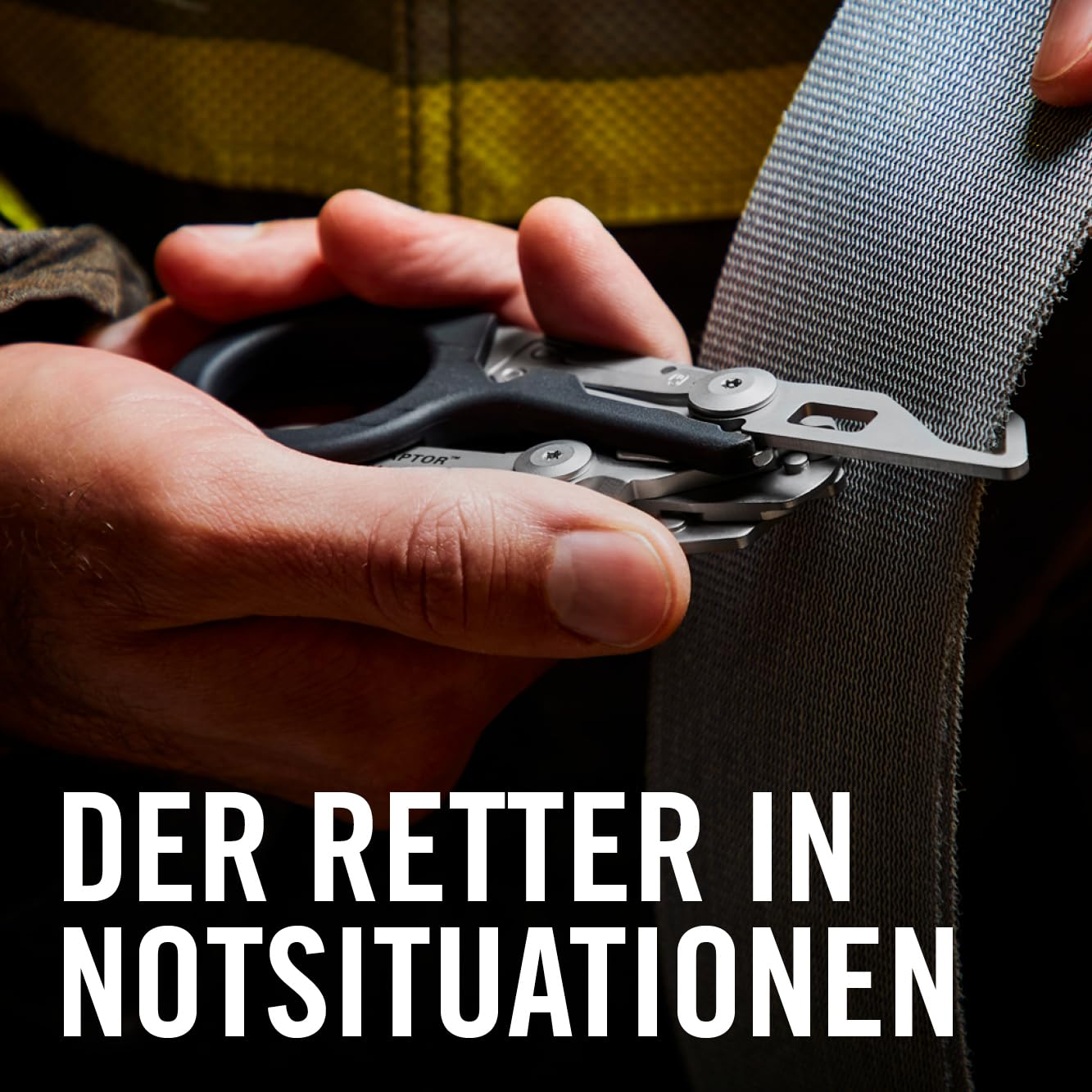 Eine Hand hält eine Schere, die ein graues Band durchschneidet.