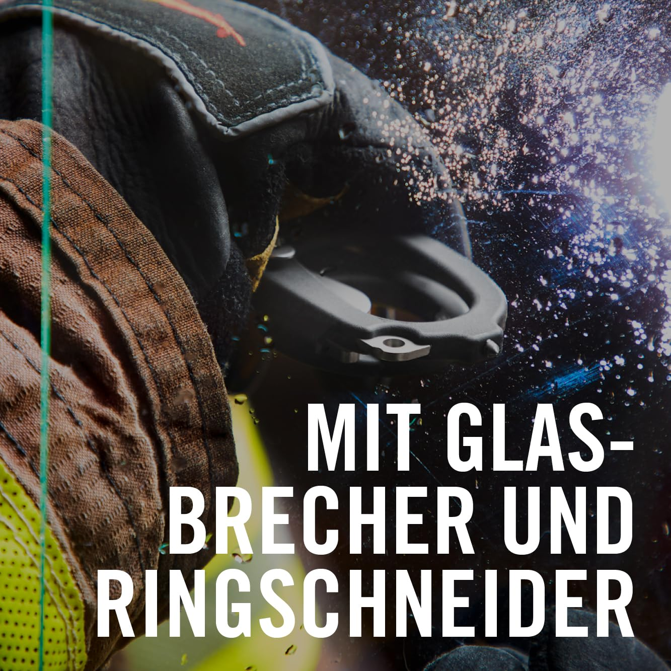 Nahaufnahme einer Hand in einem schwarzen Handschuh mit einem Ring-Schneider-Werkzeug.