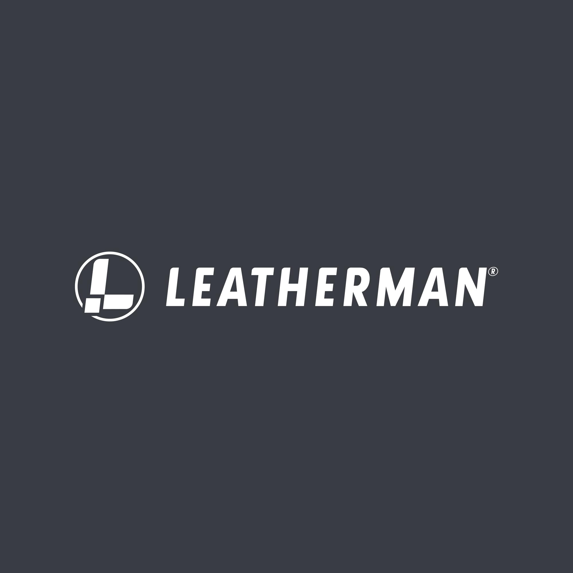 Logo Leatherman na ciemnoszarym tle.