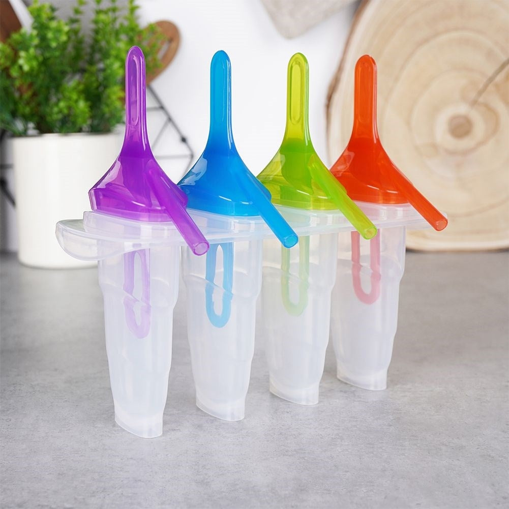 Cuatro moldes transparentes para helado con mangos morado, azul, verde y naranja.