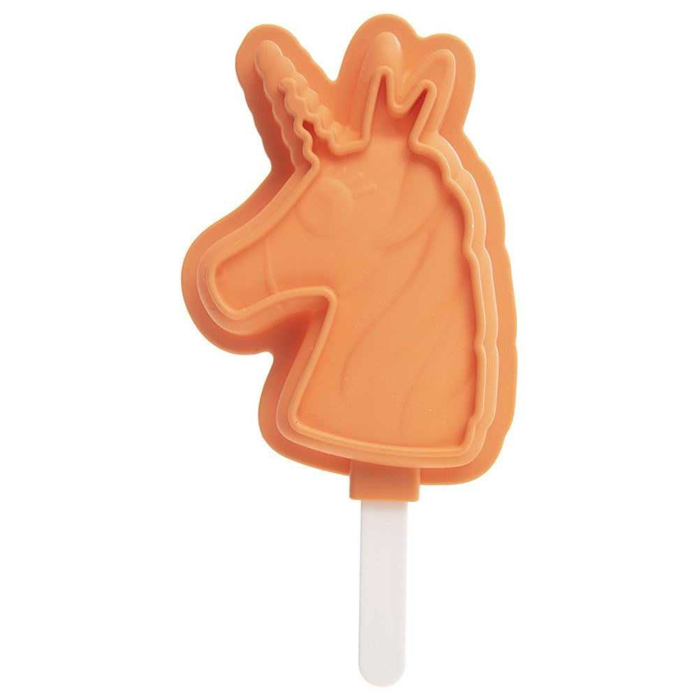 Un cortador de galletas de unicornio naranja sobre un palo blanco.