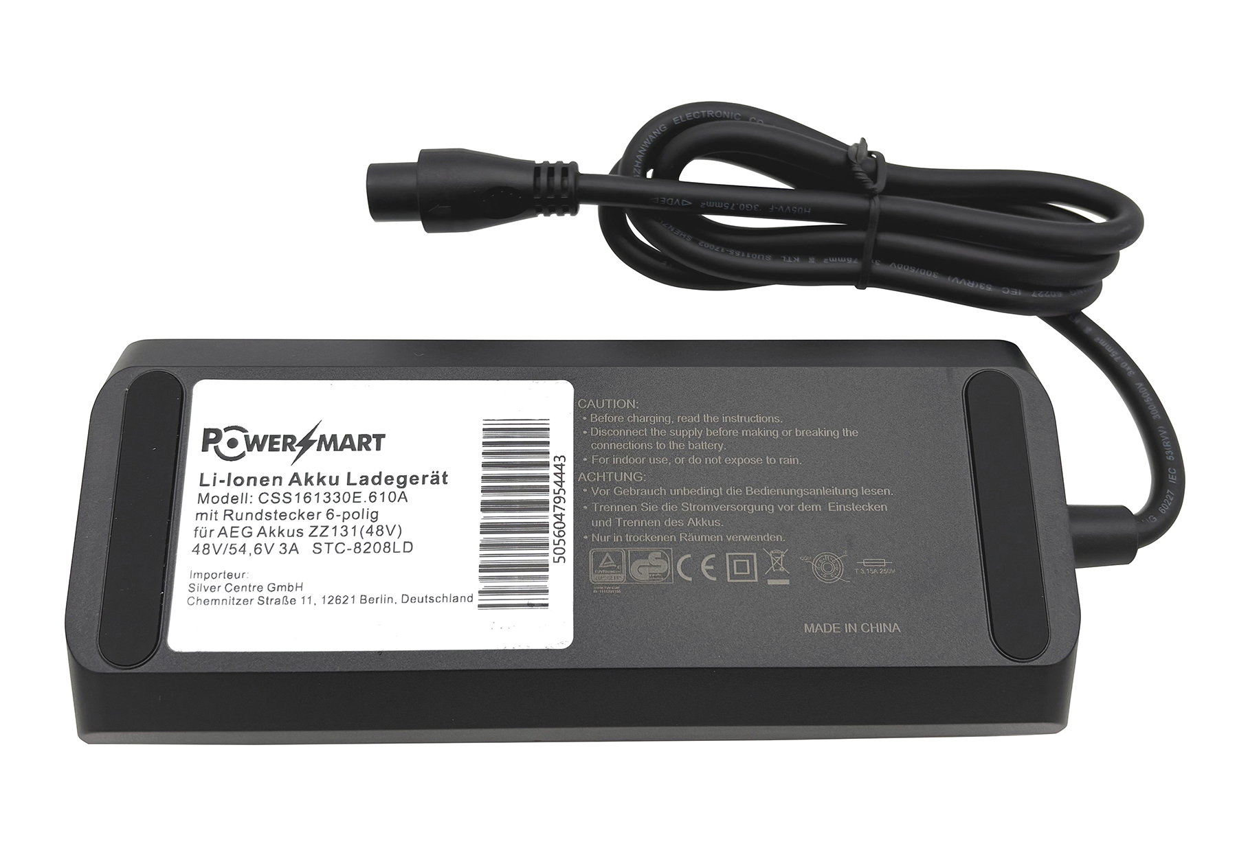 Ein schwarzes Power Mart Ladegerät mit Kabel und Hinweisen auf Deutsch und Englisch.