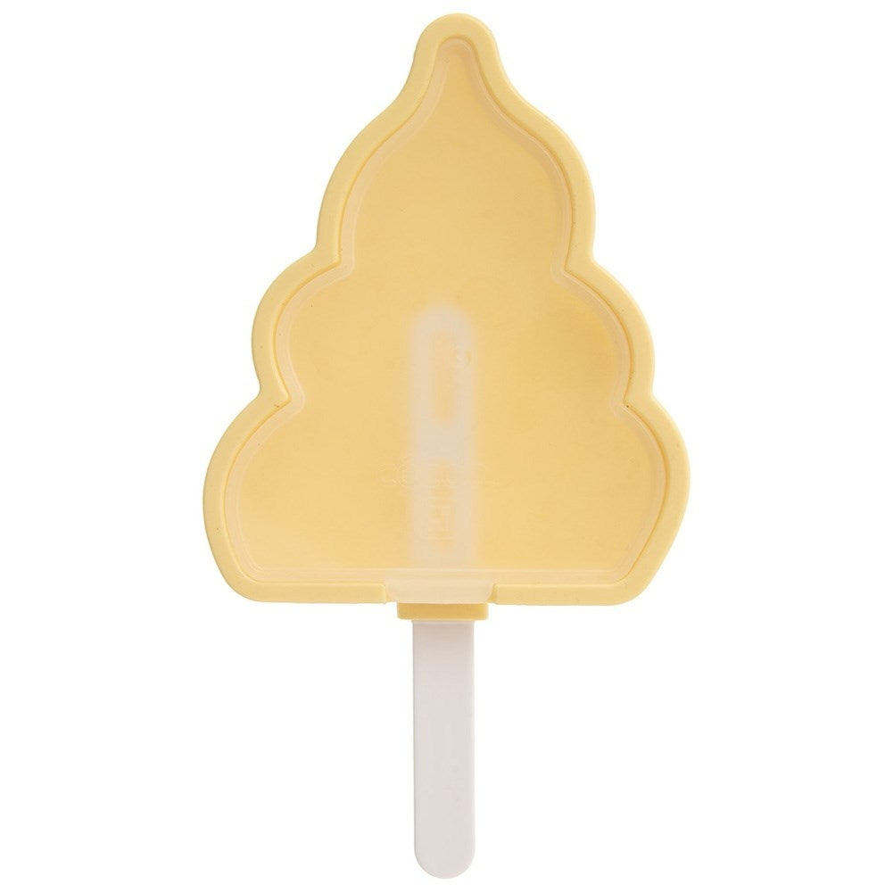 Un helado amarillo con forma de caca sobre fondo blanco.