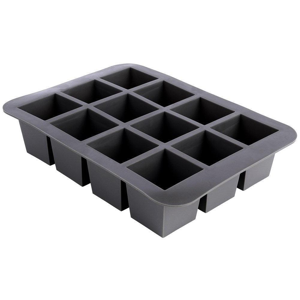 Bandeja de silicona gris para cubitos de hielo con 12 compartimentos cuadrados.