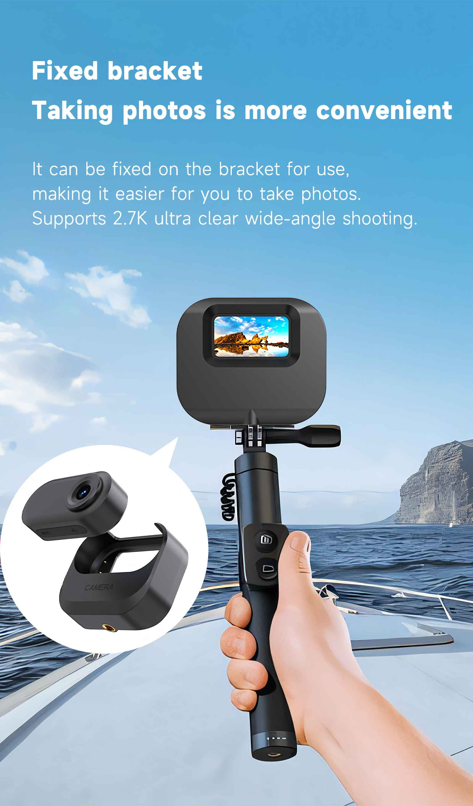 Hand hält Action-Kamera auf Gimbal-Halterung, Boot und Klippe im Hintergrund.
