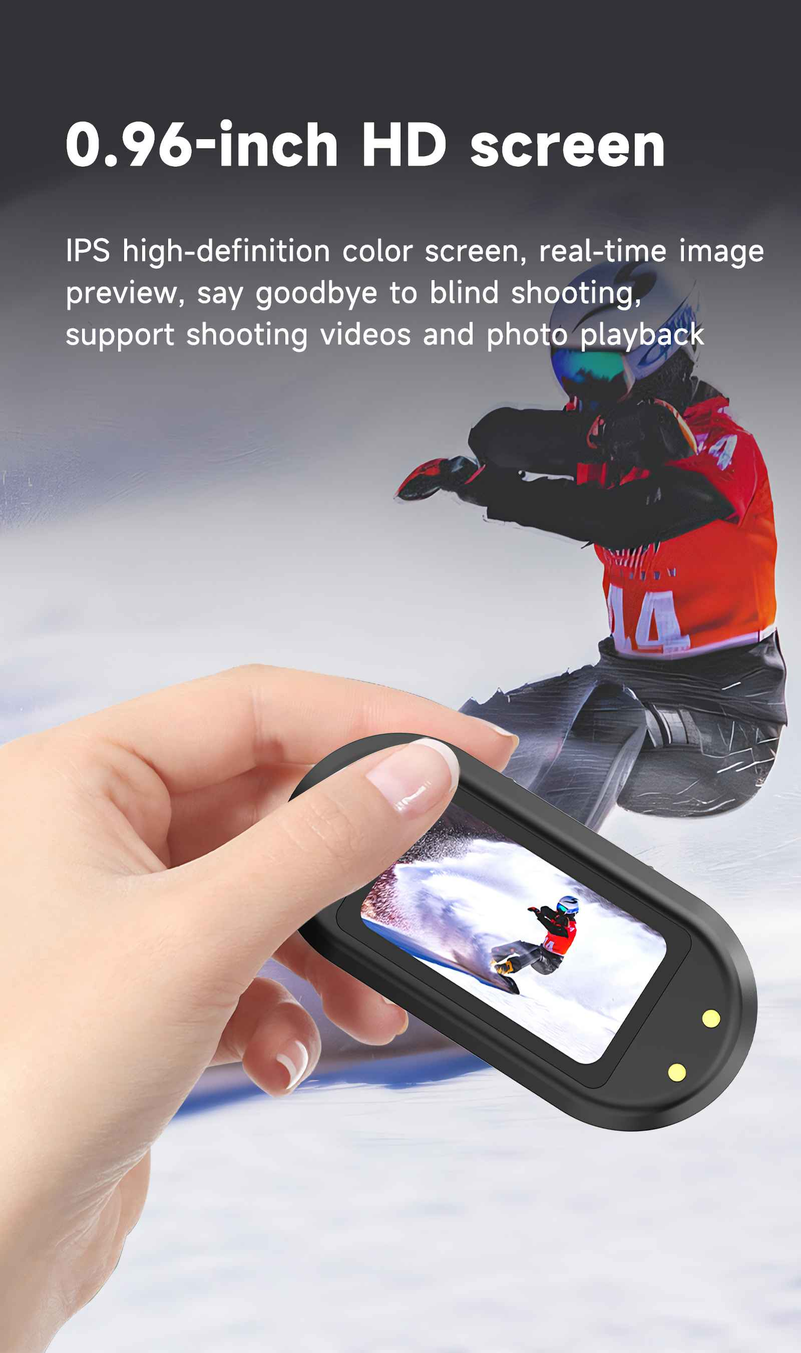 Eine Hand hält eine Kamera, die einen Snowboarder zeigt.