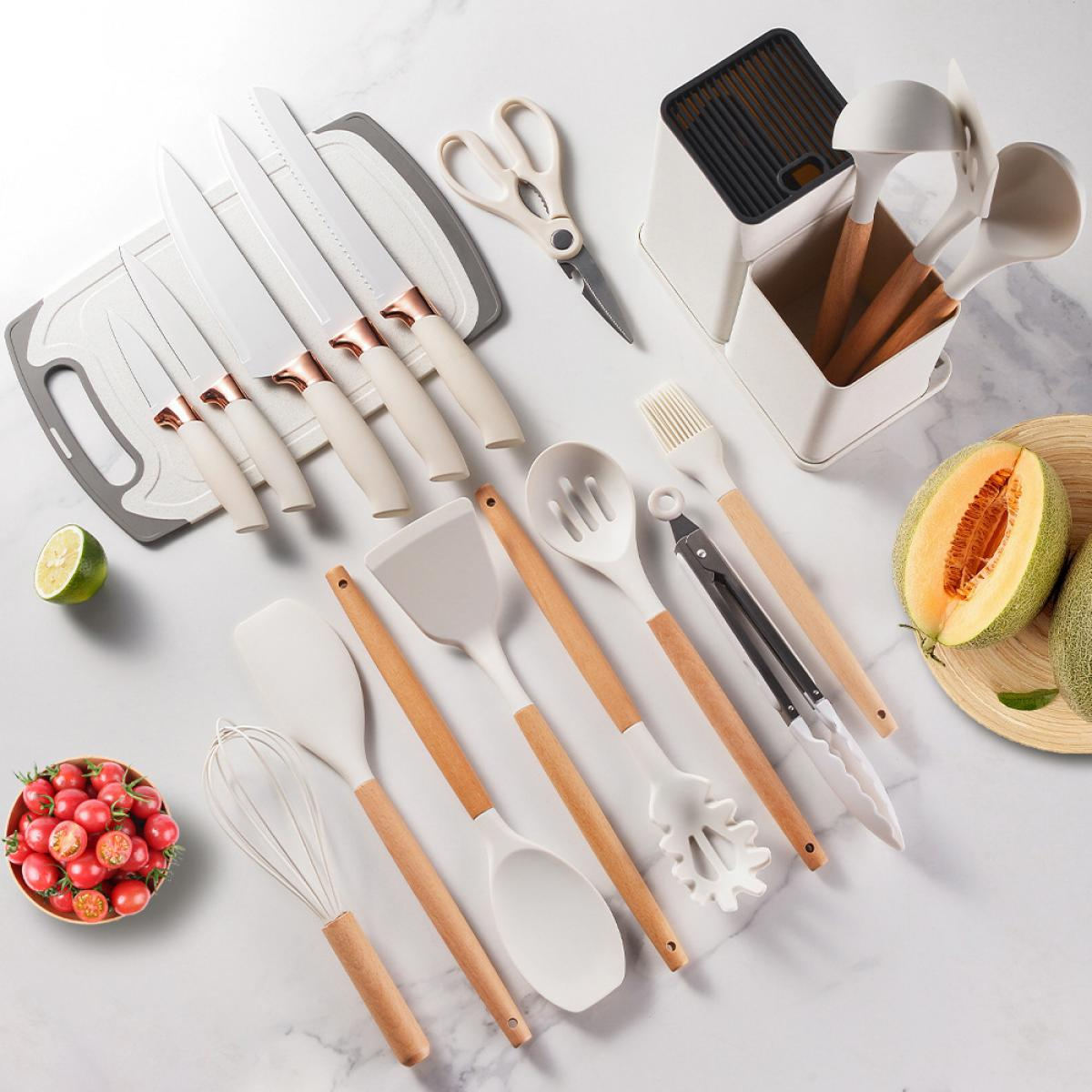 Küchenutensilien-Set mit Messern, Scheren, Kochlöffeln und Melonen.