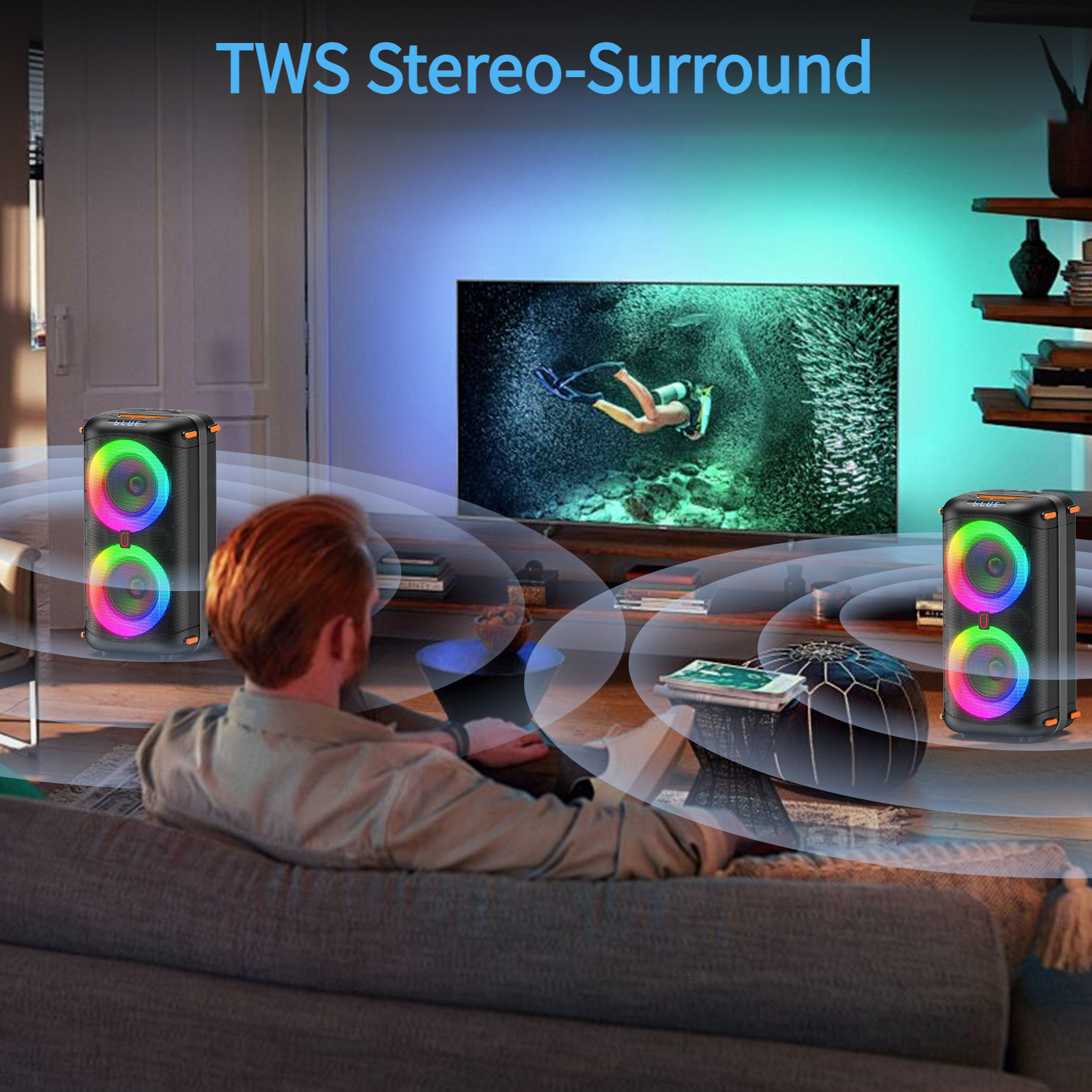 Mann auf Couch schaut TV mit Taucher. Zwei Lautsprecher mit RGB-Licht sind an.