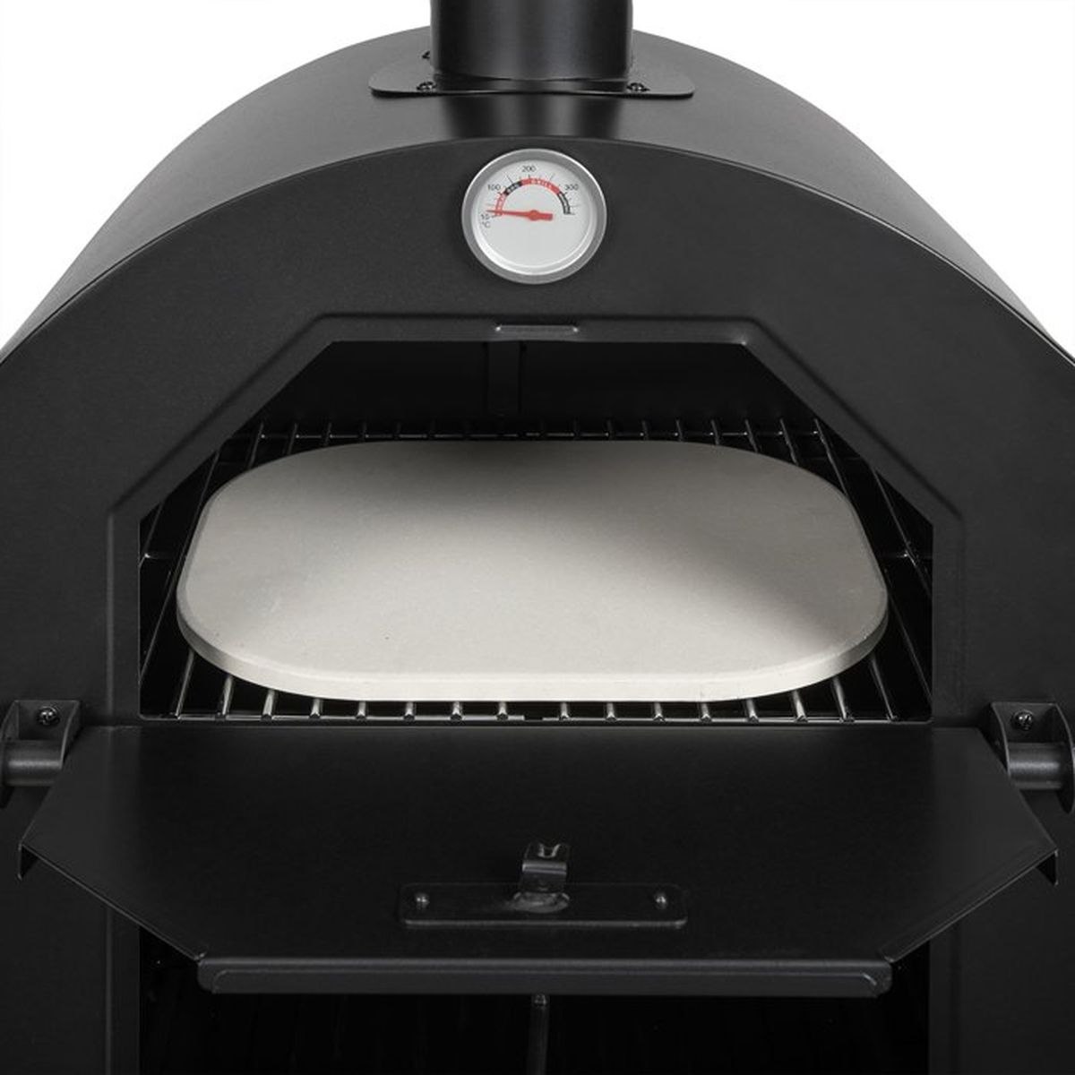 Schwarzer Pizzaofen mit einem runden Thermometer und einem Pizzastein auf dem Rost.
