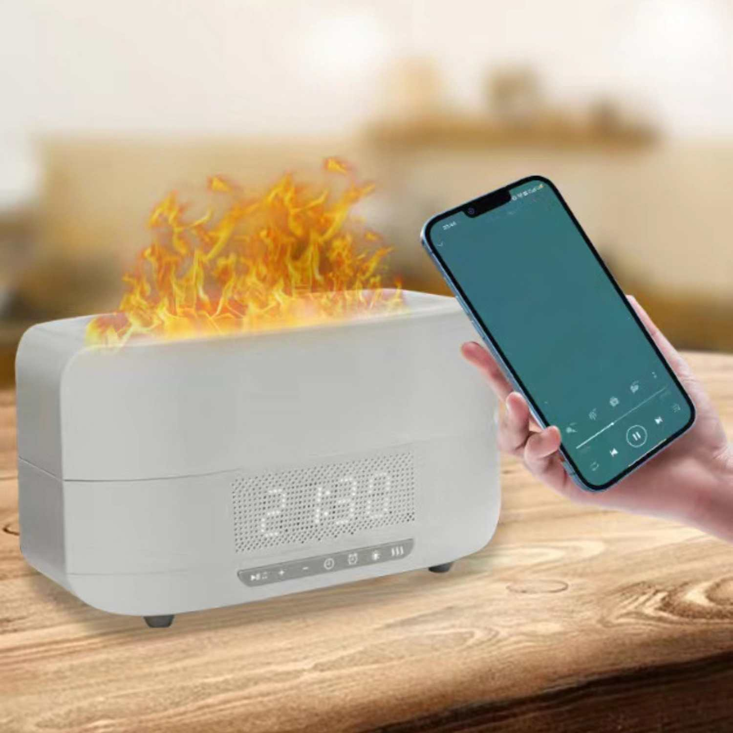 Ein weißer Aroma-Diffusor mit Flammen-Effekt und Uhr zeigt 21:30. Eine Hand hält ein Smartphone.