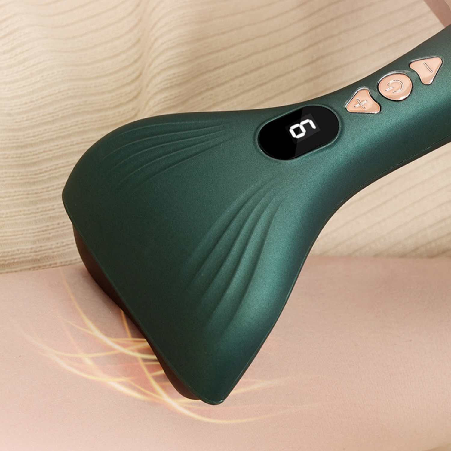 Ein grünes Massagegerät berührt eine Hautoberfläche mit gelben Lichteffekten.