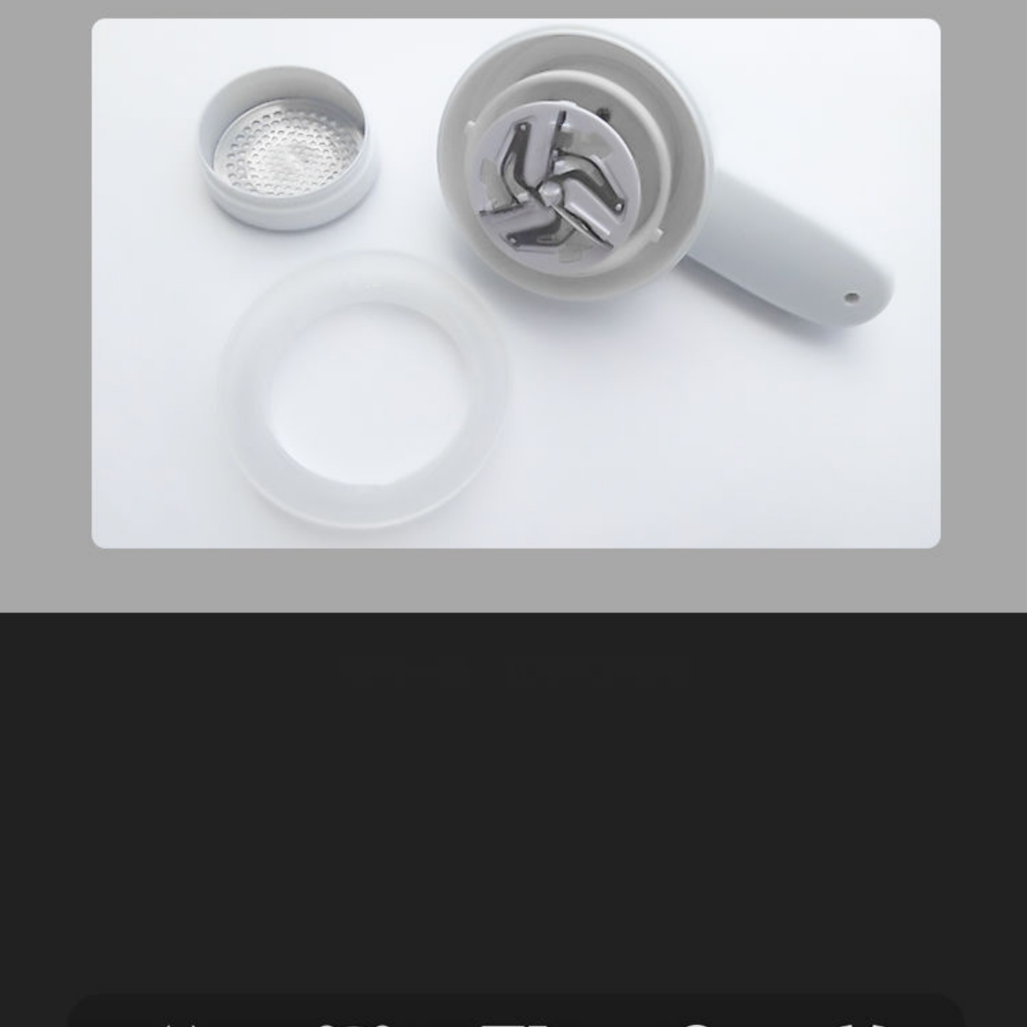 Ein Fusselentferner mit abnehmbarem Sieb und Ring.