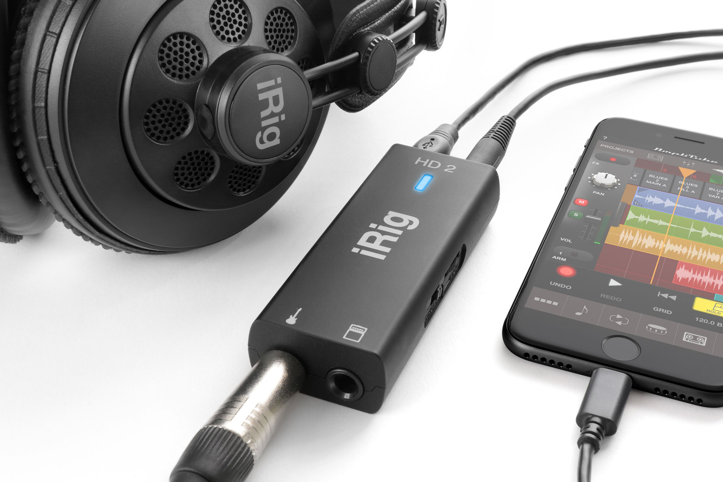 Schwarze Kopfhörer, iRig HD 2 Interface und ein iPhone mit AmpliTube App