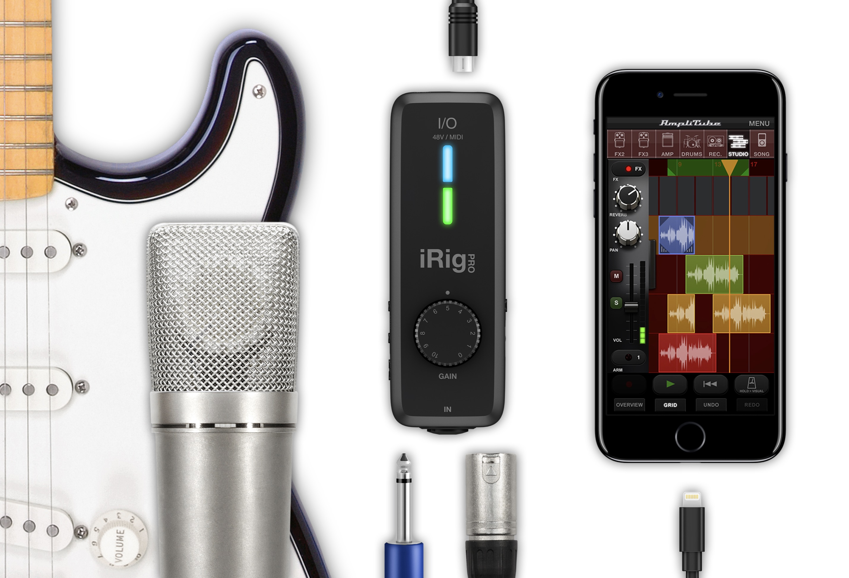 Gitarre, Mikrofon, iRig-Interface und Smartphone mit Musik-App auf weißem Hintergrund.