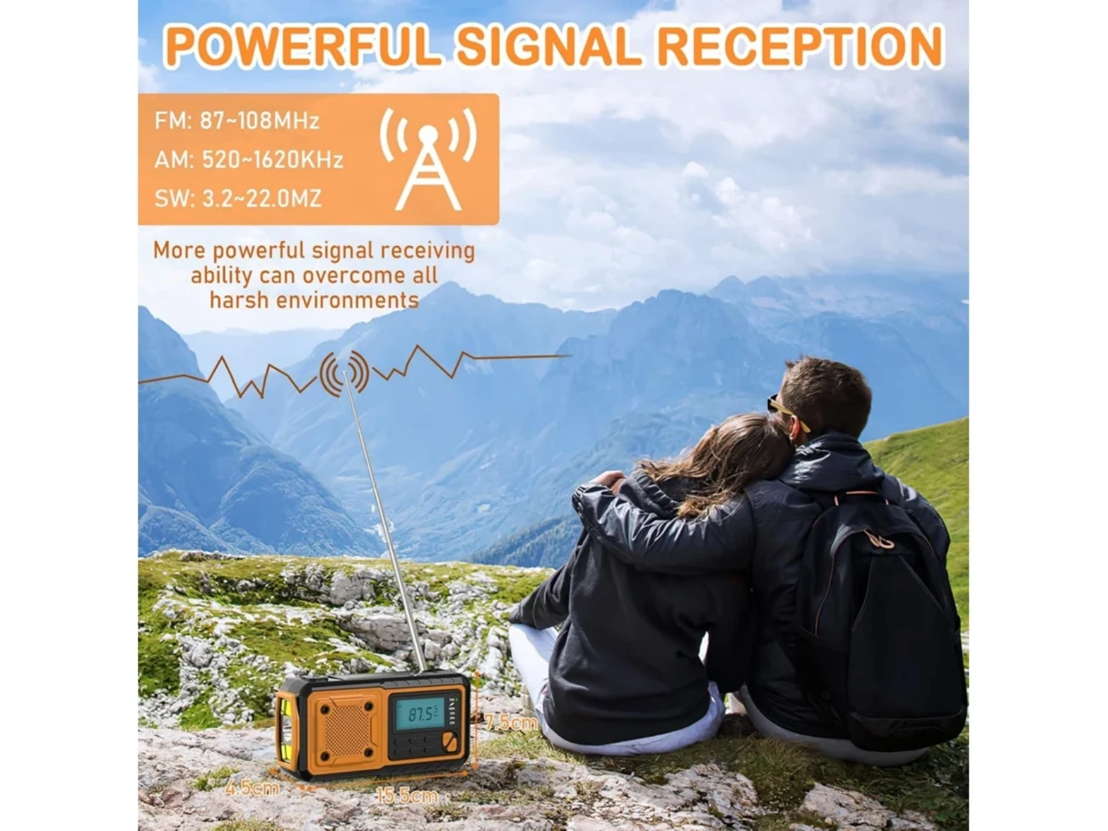 Ein Paar sitzt im Freien auf einem Berg und blickt auf eine Landschaft. Ein Radio ist zu sehen.