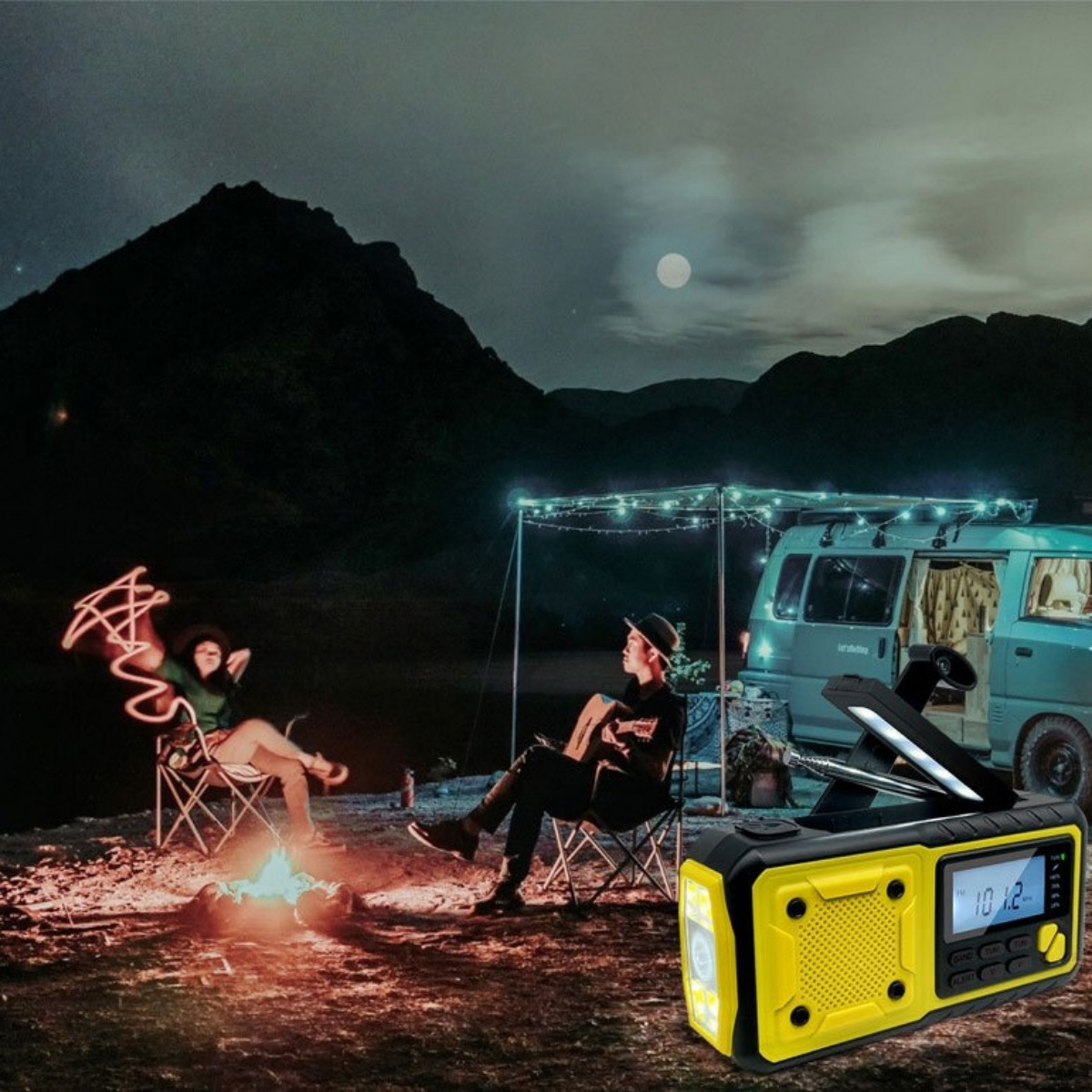 Zwei Personen campen nachts neben einem Van. Ein Radio ist im Vordergrund.