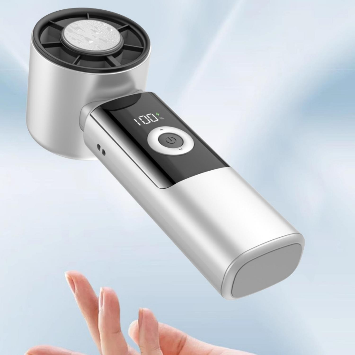 Ein silbernes Handgerät mit schwarzem Kopf und Display, das 100% anzeigt.