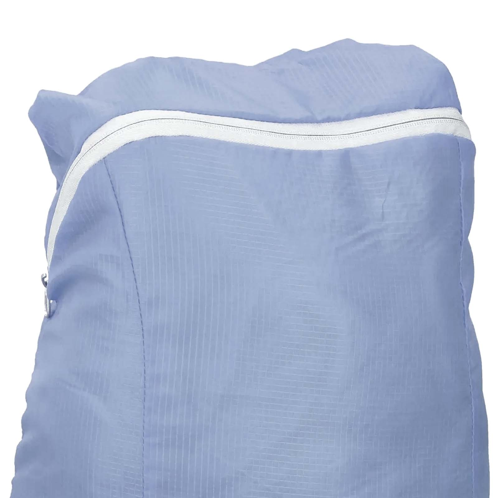 Ein hellblauer Rucksack mit weißem Reißverschluss und Nähten.