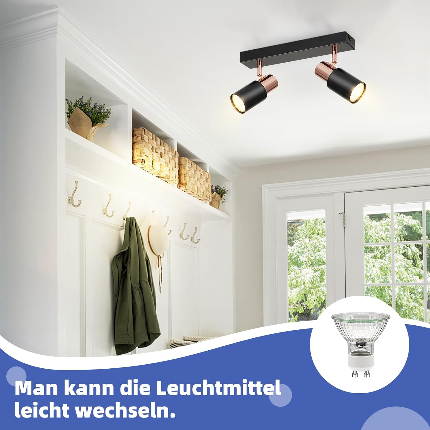 Lampada da soffitto con due faretti neri e color rame sopra un'area appendiabiti.