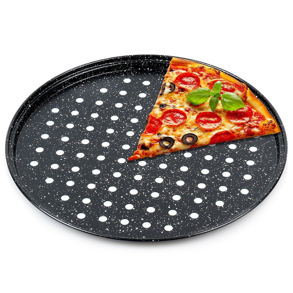 Una rebanada de pizza con pepperoni, aceitunas y albahaca en una sartén de pizza negra con lunares.
