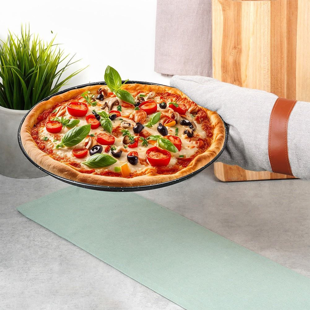 Una mano con un guante de horno sostiene una pizza fresca con tomates y aceitunas.