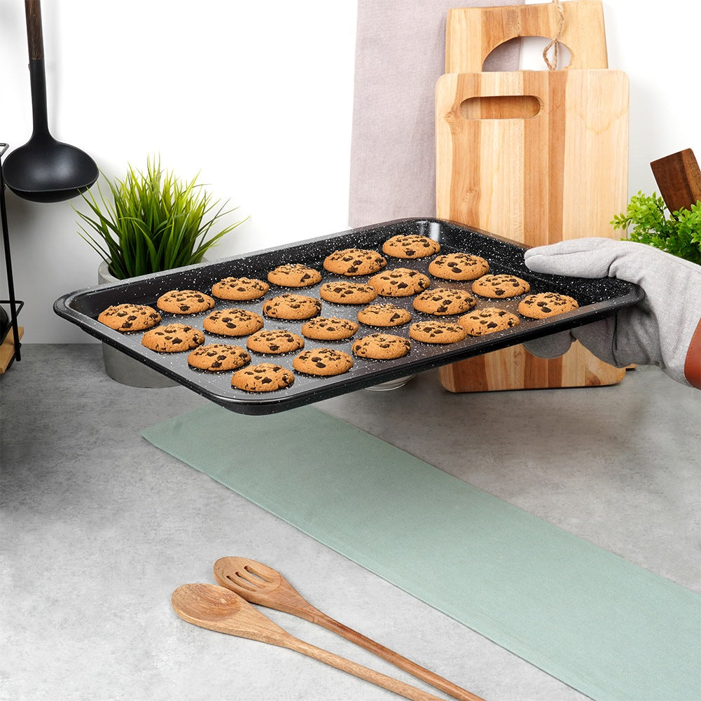 Una bandeja para hornear con muchas galletas se saca del horno.