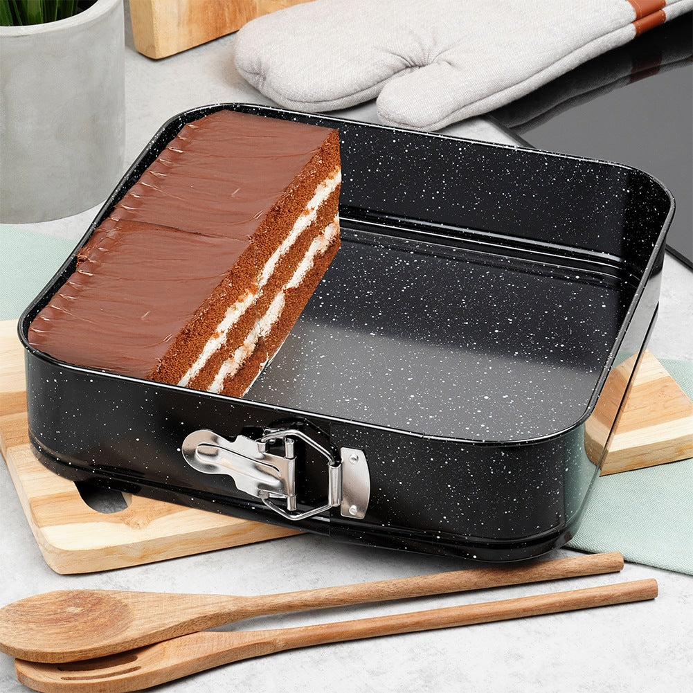 Un trozo de pastel de chocolate con crema en un molde negro.