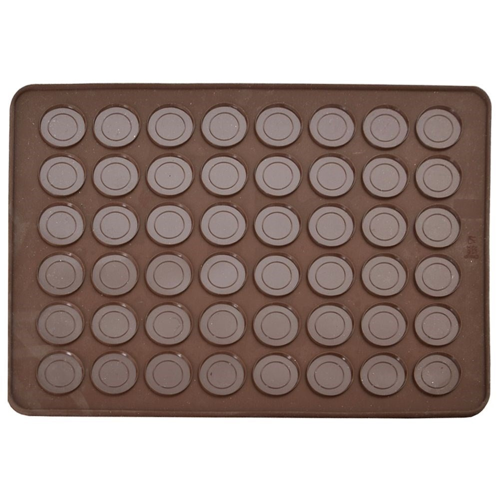 Molde de silicona marrón con 40 hendiduras redondas para macarons o bombones.