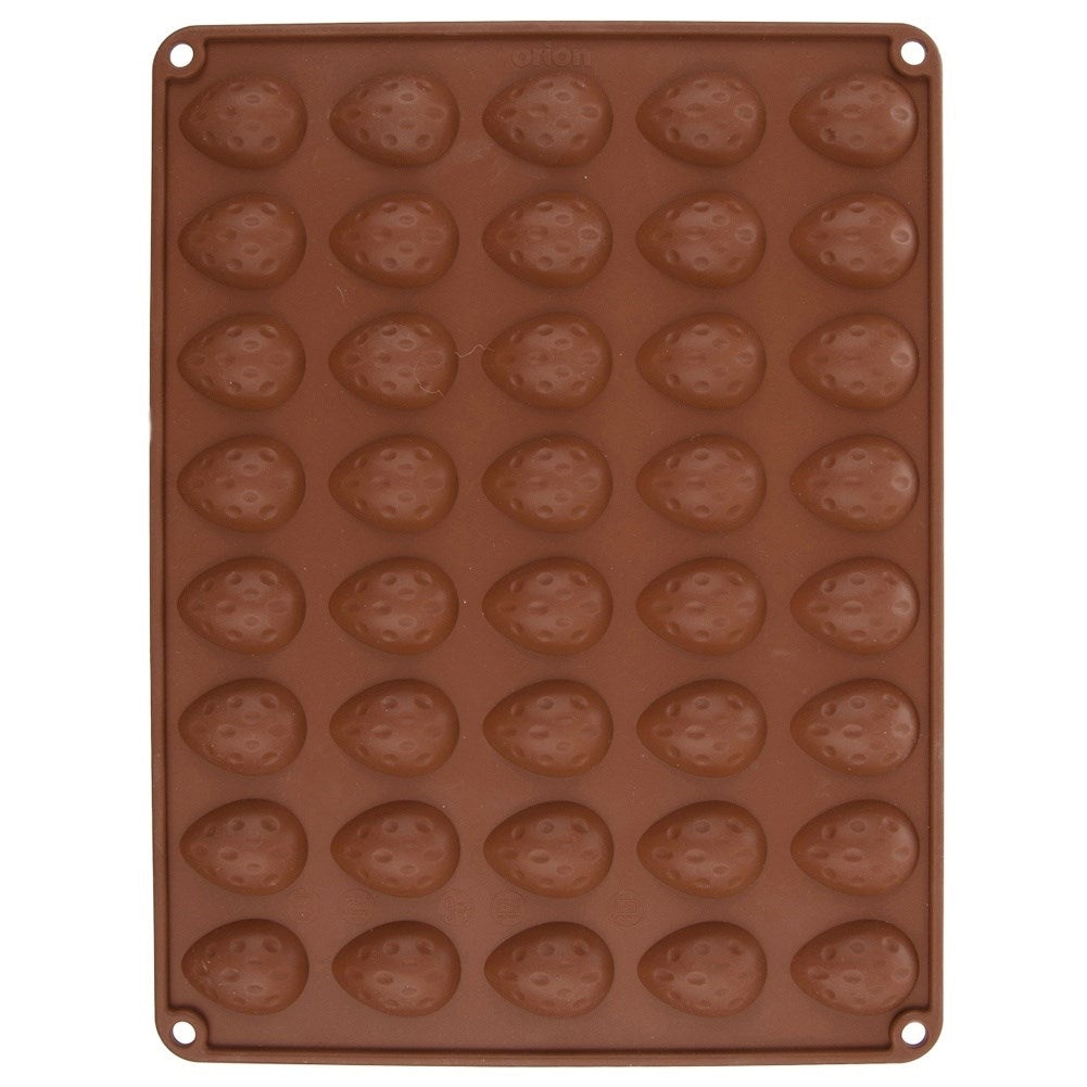 Molde de silicona marrón para 40 fresas con pequeños detalles de semillas.
