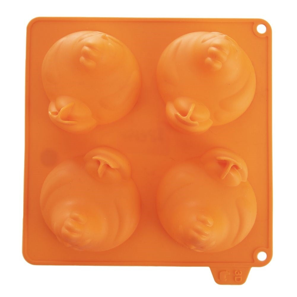 Un molde de silicona naranja con cuatro cavidades en forma de calabaza.
