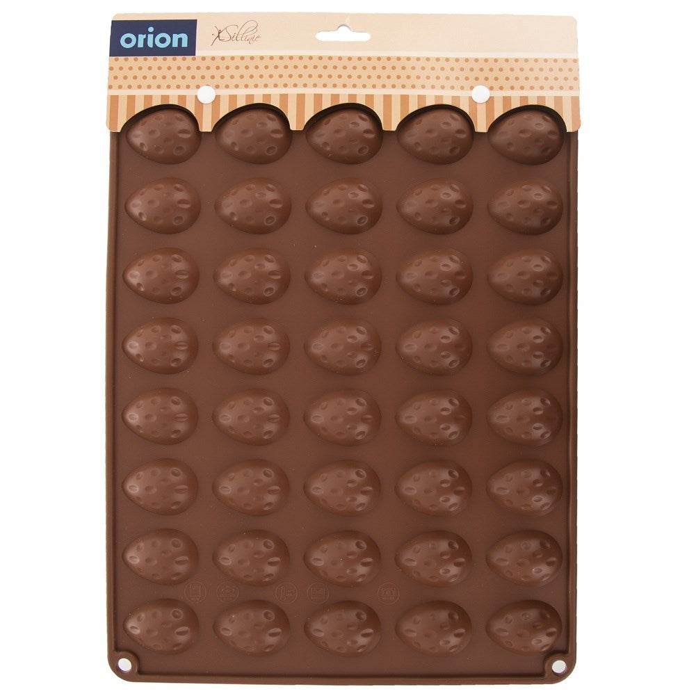 Molde de silicona marrón con 40 formas de fresa para dulces o chocolates.