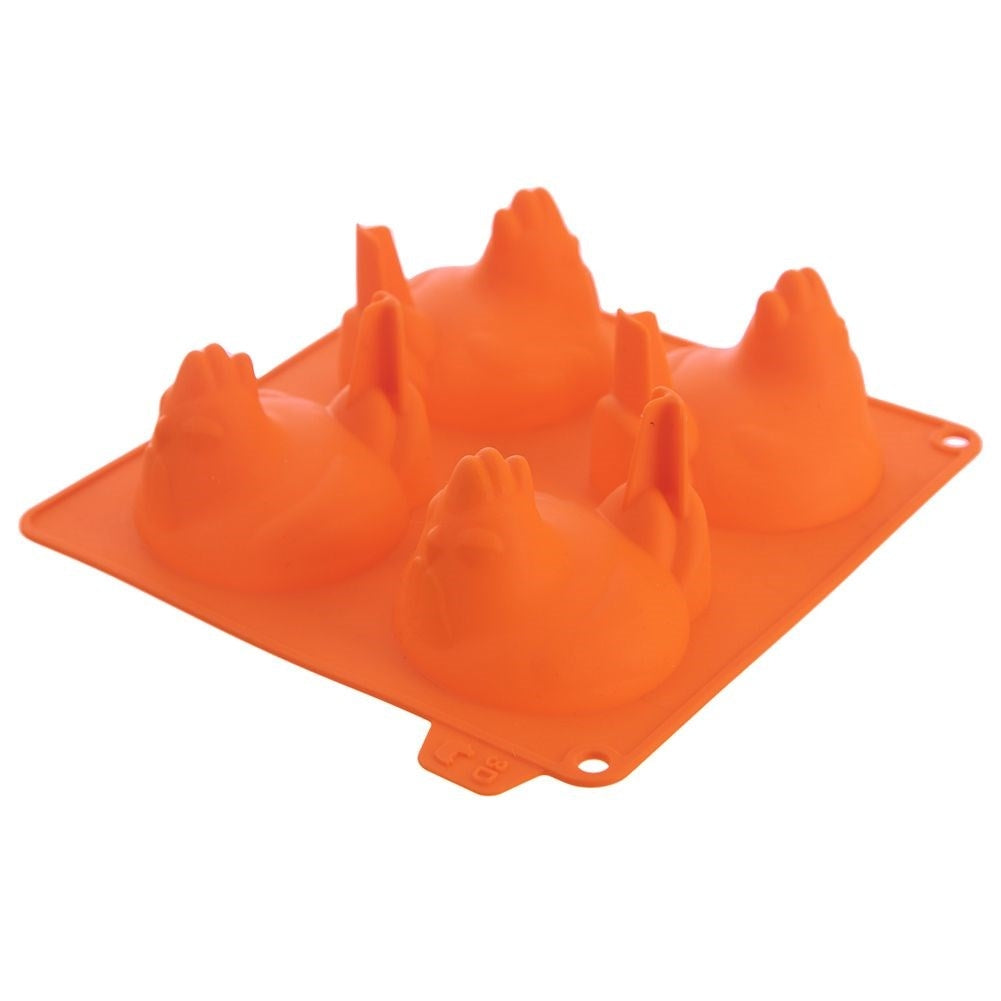 Un molde de silicona naranja con forma de pollo para cubitos de hielo.