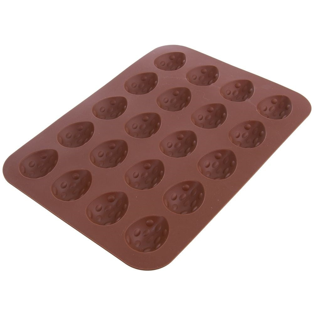 Molde de silicona marrón con 20 hendiduras ovaladas con forma de fresas.